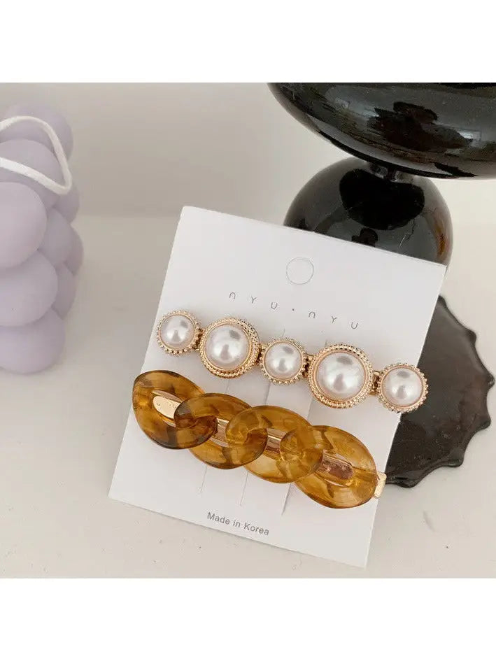 Load image into Gallery viewer, Pearls &amp;amp; Links Hair Clip
