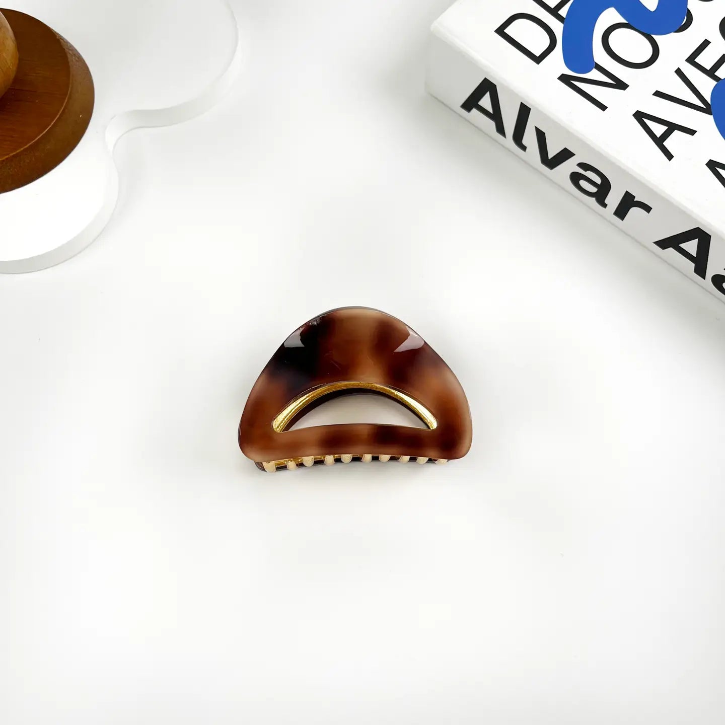 Retro Crescent Claw Hair Clip - Brown