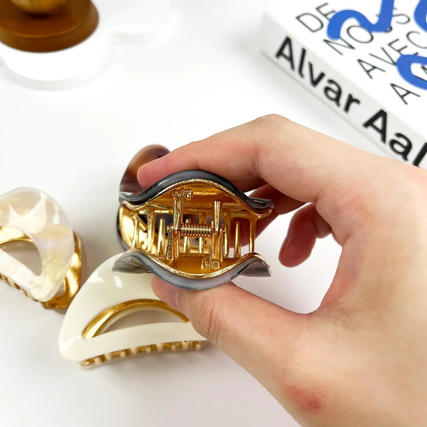 Retro Crescent Claw Hair Clip - Brown