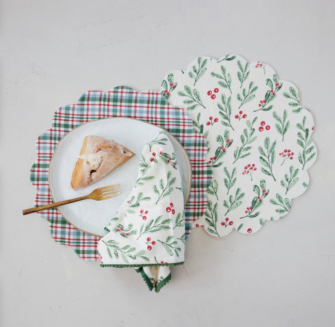 Mistletoe Patterned Placemat with Scalloped Edges
