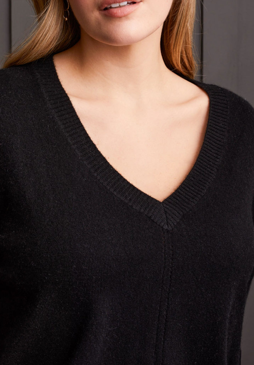 Cashmere V-Neck Pullover Sweater with Pointelle Detail - Black