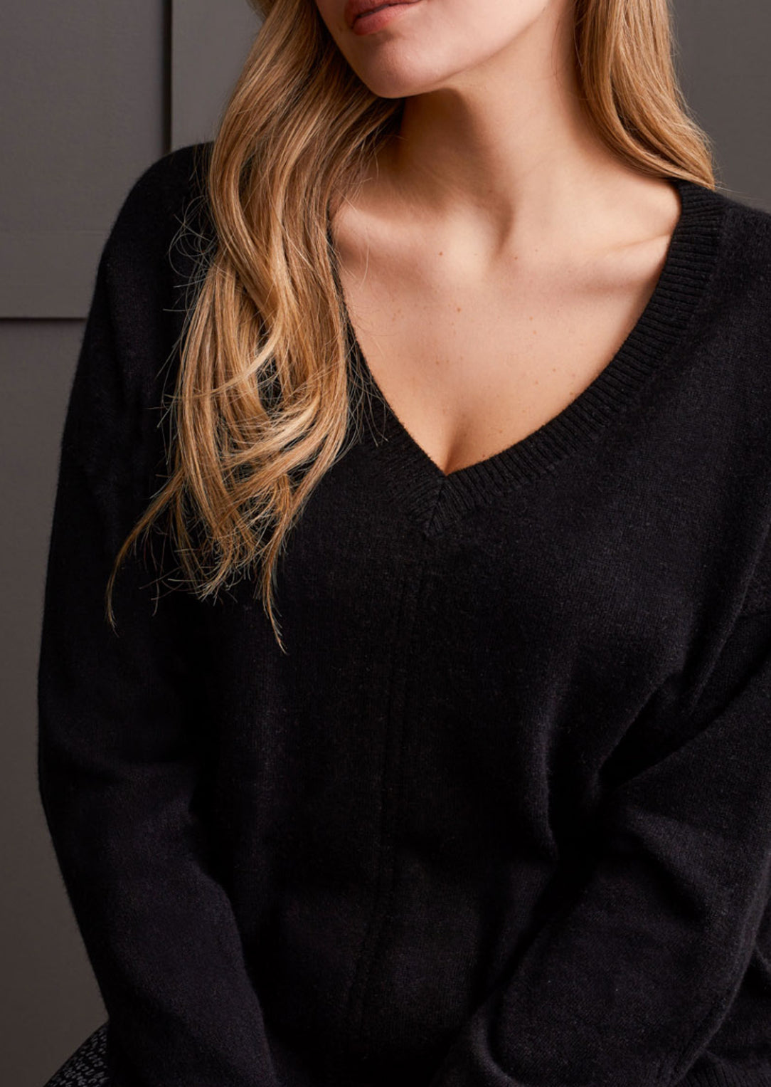 Cashmere V-Neck Pullover Sweater with Pointelle Detail - Black