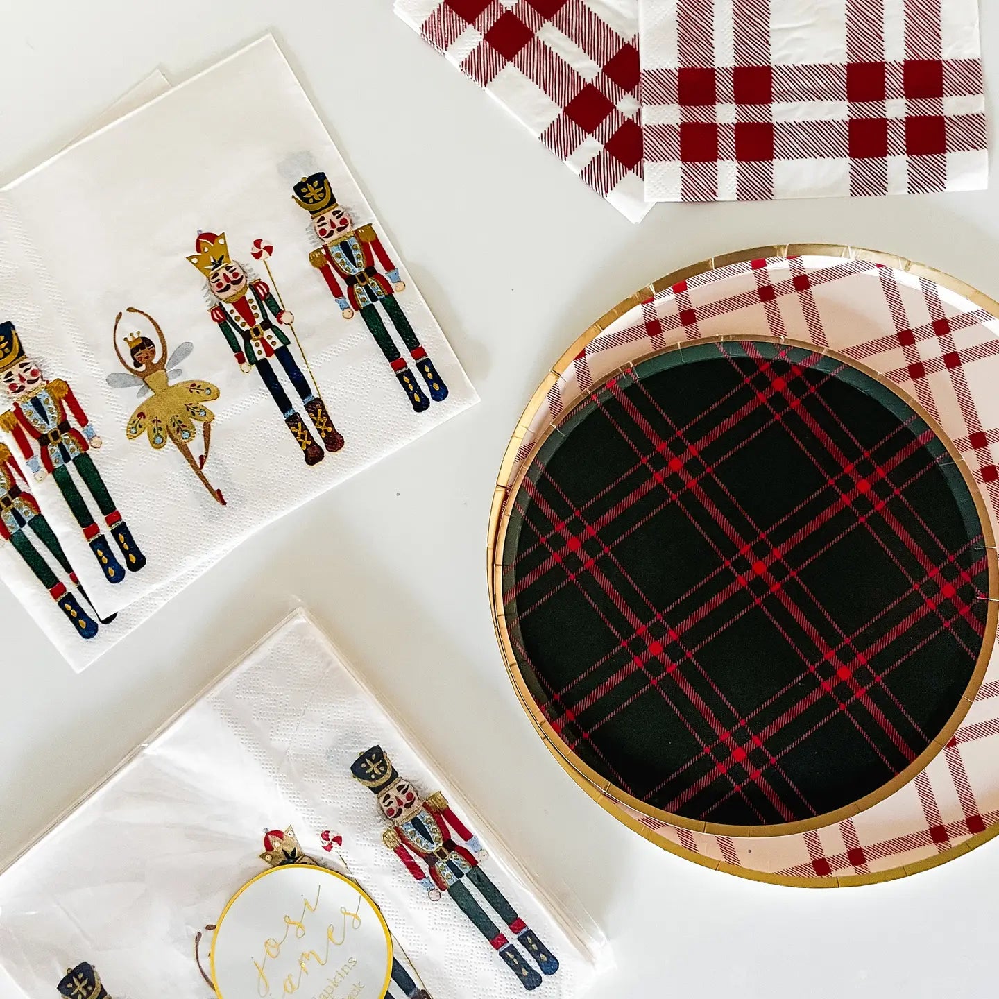 Small Farmhouse Christmas Paper Plates - Package of 8