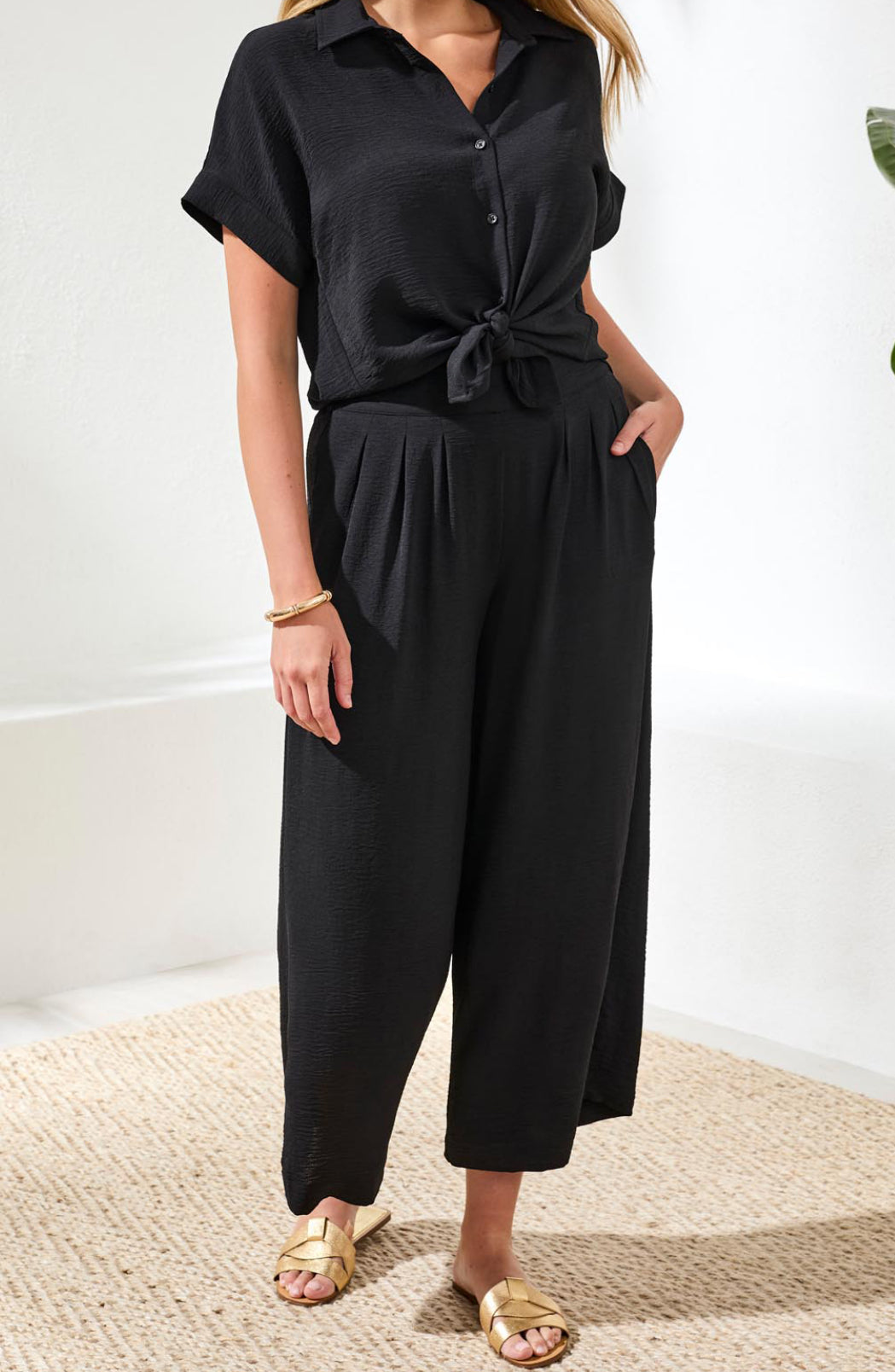 Flowy Cropped Pants with Elastic Waist - Black