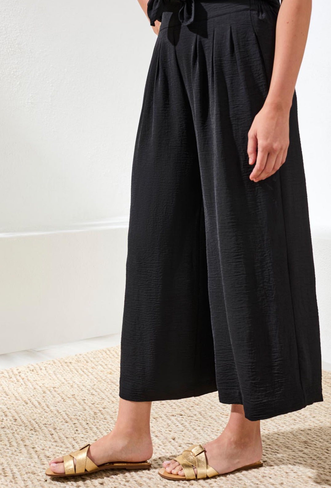 Flowy Cropped Pants with Elastic Waist - Black
