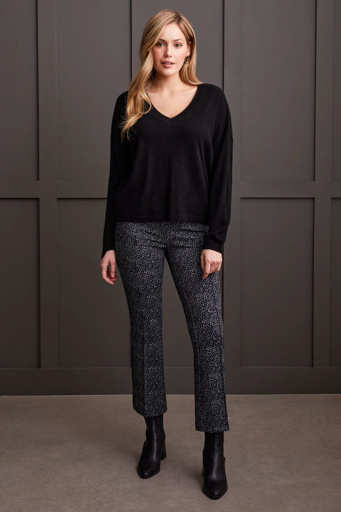 Cashmere V-Neck Pullover Sweater with Pointelle Detail - Black