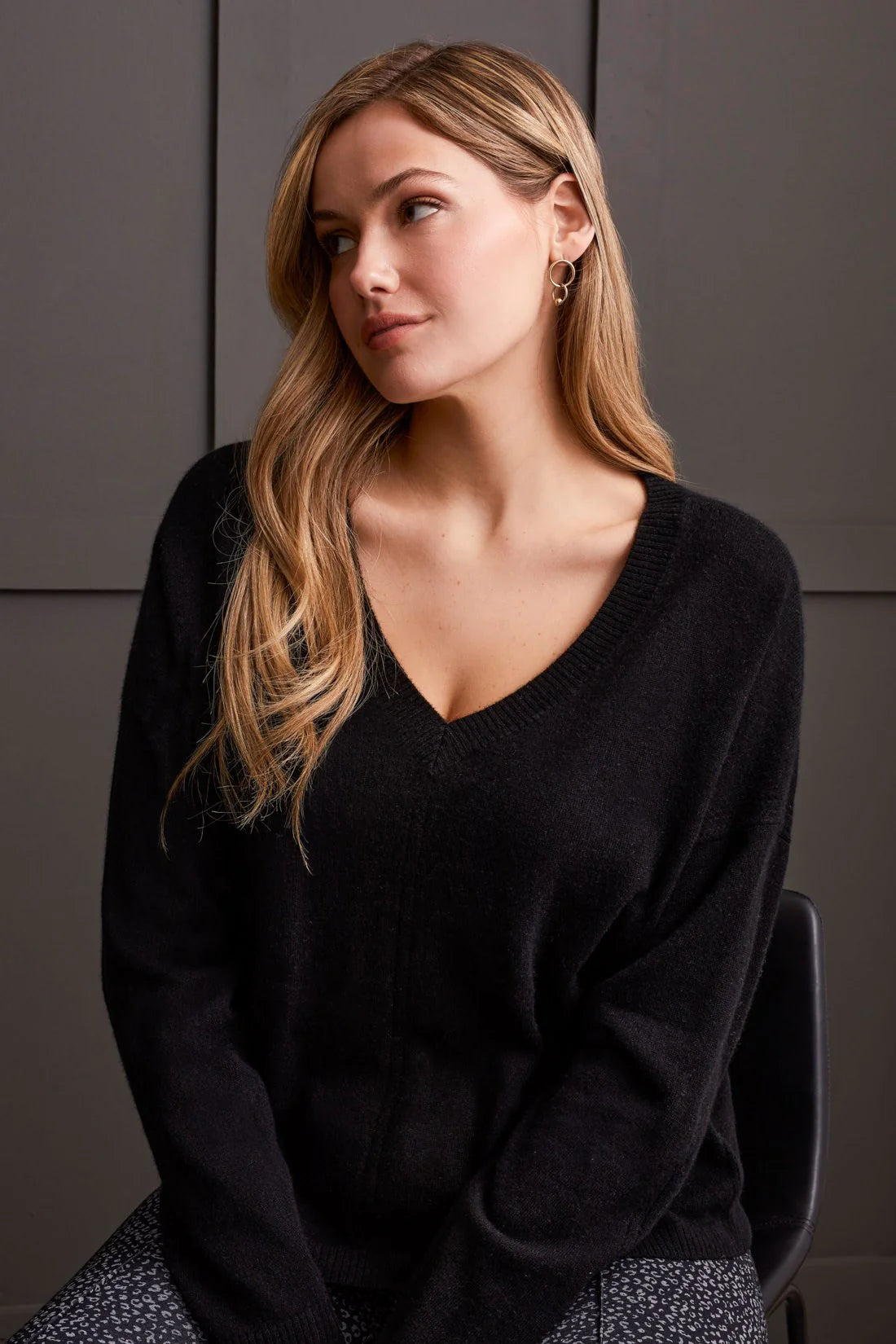 Cashmere V-Neck Pullover Sweater with Pointelle Detail - Black